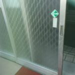 八王子市 自動ドアの錠前交換の作業写真