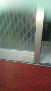 八王子市 自動ドアの錠前交換の作業写真2