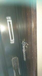 武蔵村山市 ドアチェーン交換取り付けの作業写真2