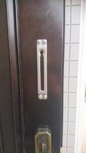 武蔵村山市 ドアチェーン交換取り付けの作業写真4