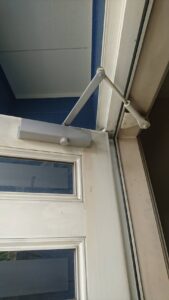 日野市 ドアクローザー交換の作業写真2