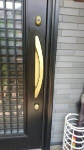 国立市 玄関扉調整の作業写真1