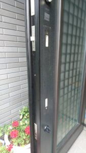 国立市 玄関扉調整の作業写真2