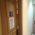 福生市 店舗トイレのドア修理依頼の作業写真