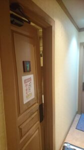 福生市 店舗トイレのドア修理依頼の作業写真