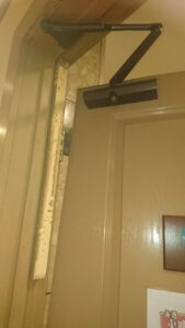 福生市 店舗トイレのドア修理依頼の作業写真2