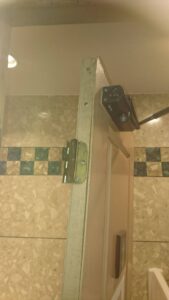 福生市 店舗トイレのドア修理依頼の作業写真3