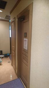 福生市 店舗トイレのドア修理依頼の作業写真4