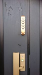 昭島市 デジタルロック取り付けの作業写真3