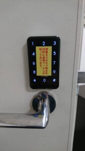 昭島市 カード暗証番号キー交換取り付けの作業写真3