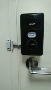 昭島市 カード暗証番号キー交換取り付けの作業写真2