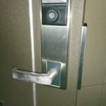 武蔵村山市 玄関ドア解錠の作業写真