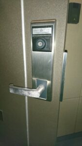 武蔵村山市 玄関ドア解錠の作業写真