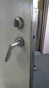 国立市 玄関ドア不具合解錠交換の作業写真2