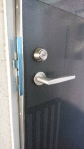 国立市 玄関ドア不具合解錠交換の作業写真3