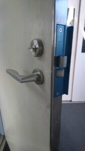 国立市 玄関ドア不具合解錠交換の作業写真4