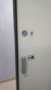 八王子市 施設内のトイレ錠修理の作業写真1