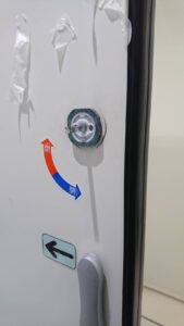 八王子市 施設内のトイレ錠修理の作業写真2