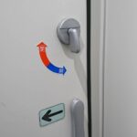 八王子市 施設内のトイレ錠修理の作業写真