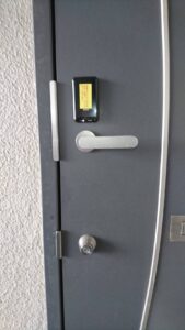 東大和市 デジタルロック暗証番号カードキー新規取り付けの作業写真2