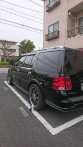 昭島市 外車リンカーンのガソリンタンクの解錠依頼の作業写真1