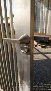 日野市 門扉の鍵抜き作業の写真1