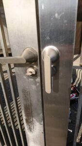 日野市 門扉の鍵抜き作業の写真2
