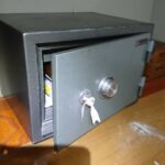 日野市 ホーム金庫ダイヤル解錠の作業写真
