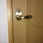 立川市 トイレ錠故障解錠の作業写真