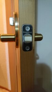 立川市 トイレ錠故障解錠の作業写真2