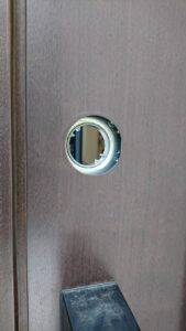 国立市 カード暗証番号式錠前取り付けの作業写真2