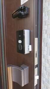 国立市 カード暗証番号式錠前取り付けの作業写真4