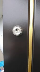 多摩市 補助錠新規取り付けの作業写真