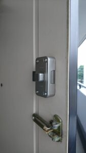 多摩市 補助錠新規取り付けの作業写真3