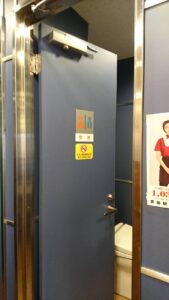 日野市 店舗トイレドアの立て付け修理の作業写真2
