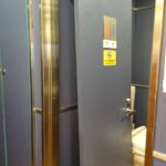 日野市 店舗トイレドアの立て付け修理の作業写真