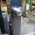 八王子市 店舗の鍵交換の作業写真