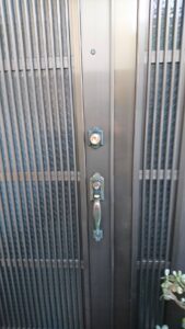 小平市 玄関鍵交換の作業写真