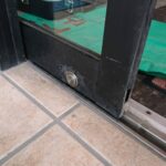 日野市 店舗自動ドア鍵折れ修理の作業写真