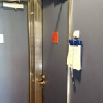 青梅市 店舗トイレ錠前修理の作業写真