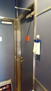 青梅市 店舗トイレ錠前修理の作業写真