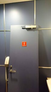 青梅市 店舗トイレ錠前修理の作業写真2