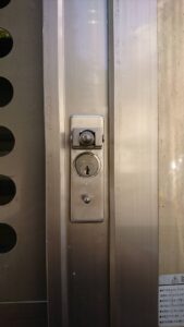 国分寺市 マンション共用ごみ置き場の鍵修理の作業写真1