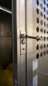 国分寺市 マンション共用ごみ置き場の鍵修理の作業写真2