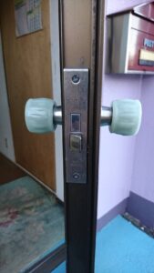 羽村市 錠前握玉にカバーの作業写真2
