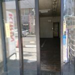 立川市 テナント店舗の自動ドアの鍵交換の作業写真