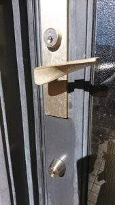 多摩市 錠前交換の作業写真