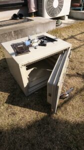 あきる野市 家庭用ホーム金庫の鍵開けの作業写真