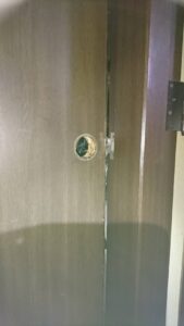 西多摩郡瑞穂町 室内錠解錠の作業写真