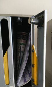 清瀬市 ポストダイヤル錠の番号解読作業の写真